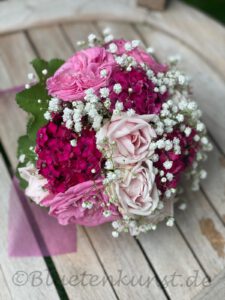 romantischer Brautstrauß in rosa mit Rosen