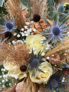 Boho für die Hochzeit - Gräser Disteln und Rosen grüßen die Braut brautstrauß vintage