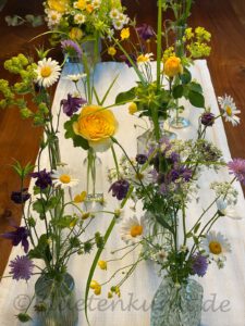 Wiesenblumen, Gartenrosen und Gräser - Boho Style Tischdekoration mal anders