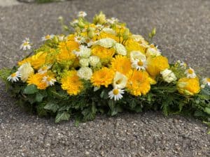 stilvolle Trauer Floristik Herz mit gelben Gerbara, Nelken, Rosen Stilvolle Blumen für Beerdigung in Paffenhofen Bayern