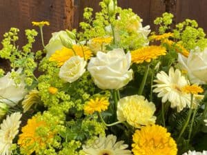 moderne Trauerfloristik aus Pörnbach mit stilvollen Blumen Rosen, Gerbera