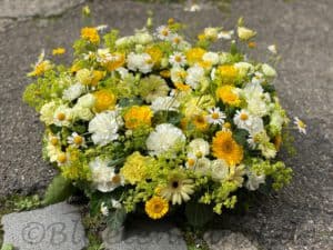 moderner Trauerkranz mit gelben stilvollen Rosen, Gerbera, Nelken Trauerfloristik