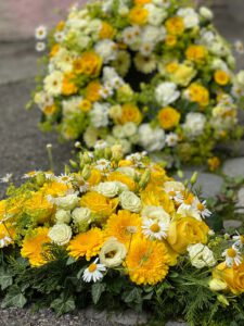 moderne Trauer Floristik Herz und Kranz mit gelben Blumen aus Pörnbach Ingolstadt und Pfaffenhofen