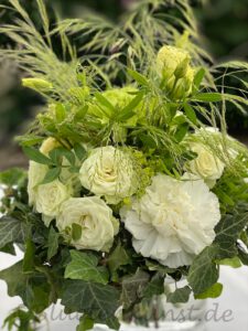 Braustrauß weiss grün mit Ziergräsern weiße Polyanther-Rose für Hochzeit in Standesamt Hohenwart Bayern