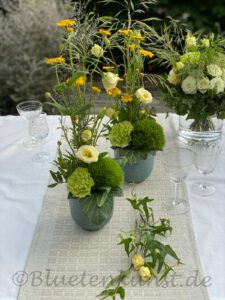 Tischdekoration Hochzeit weiß grün mit gelb grüne Bartnelke mit grüner Nelke, cremefarbener Lisianthus, Gräser und Färberkamille in gelb