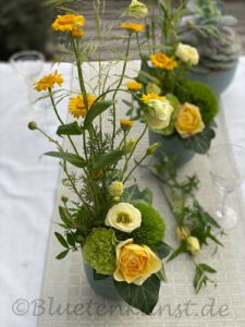 Blütenkunst auf dem Tisch Gräser und Wiesenblumen, Kamille und Nelken kombiniert mit gelber Rose aus dem Gartenglück Garten Pörnbach