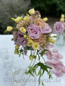 Eventfloristik Tischdeko Die Rosenkugel auf schwindliger Höhe fliederfarbene und rosa Rosen mit Lisianthus für Vintage Hochzeit in Ingolstadt