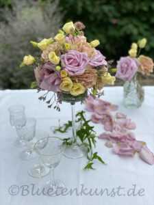 Tischgesteck Rosenkugel lila und pinkfarbene Rosen mit Nelken und Lisianthus für Hochzeit in Kirche Pörnbach