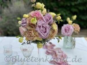 rosarote Blütenkugel aus Rosen für Tischdekoration