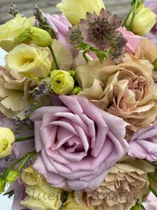 Blütentraum in rosa nudefarbene Nelke mit cremefarbenem Lisianthus, rosa Rosen, rosa Astrantia Sterndolde