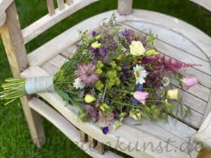 boho brautstrauß mit Wiesenblumen aus Bayern auf Vintag Möbel