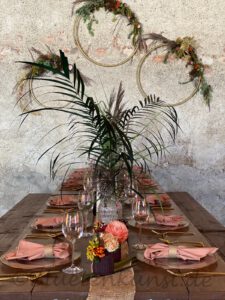 Hochzeitsfloristik Boho Tischdekoration mit Gräsern Rosen Beeren goldenes Besteck in Ingolstadt vintage