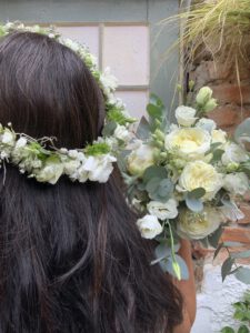 Hochzeitsfloristik Haarkranz Blumenkranz mit weissen Rosen für vinitage Hoczeit