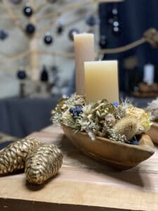 floristische Weihnachtsdeko 2021 mit Teakschale , Trockenblume , Weizenkorn Kerze