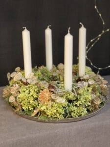 Advendskranz 2021 mit 4 weißen Kerzen, Hortensien, Trockenblumen
