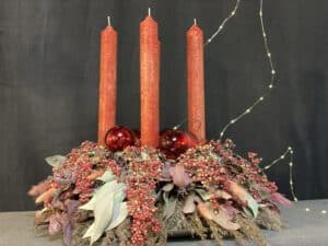 Exklusiver Adventskranz 2020 mit langen roten Kerzen und roten Pfeffer, Eukalyptus