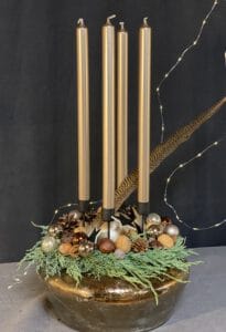 extravaganter Adventskranz 2021 mit 4 langen Gold Kerzen und einer Gold Schale von Kwoka