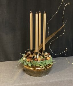 extravaganter Adventskranz 2020 mit 4 langen Gold Kerzen und einer Gold Schale von Kwoka