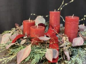 Advendskranz 2020 mit Roten Kerzen , Eukalytus, Thuja - Weihnachtsdeko