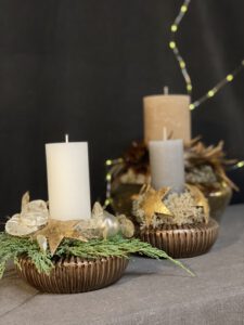 floristische Weihnachtsdeko 2021 mit kupferfarbene Schalen mit Kerzen in weiß, grau & sand von Kaheku - Kokosstern Silberblatt Islandmoos Federn Weizenkorn Kerze
