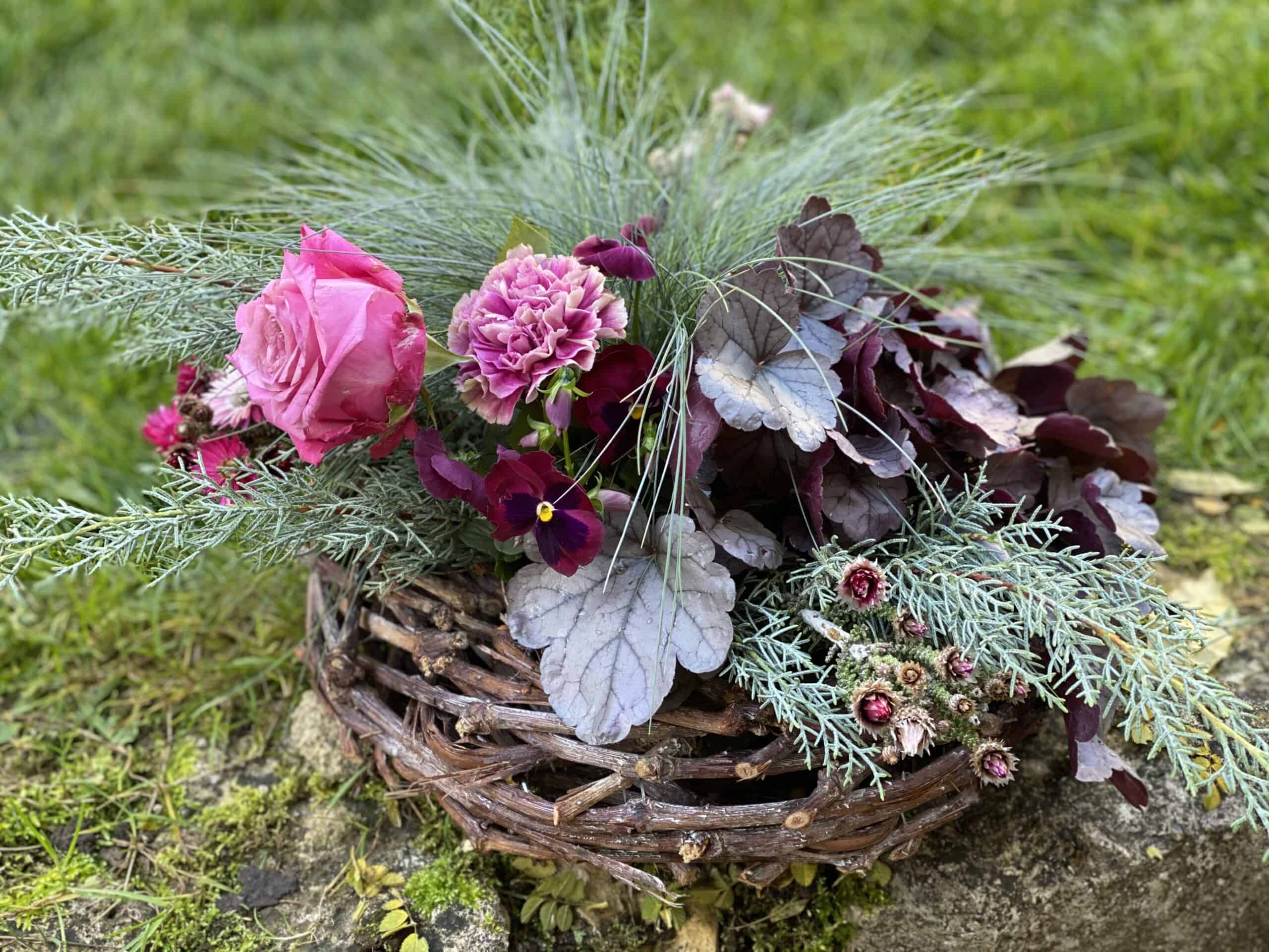 modernes Allerheiligen Grabgesteck, Trauerfloristik und Grabbepflanzungen von Gartenglück & Blütenkunst aus Pörnbach