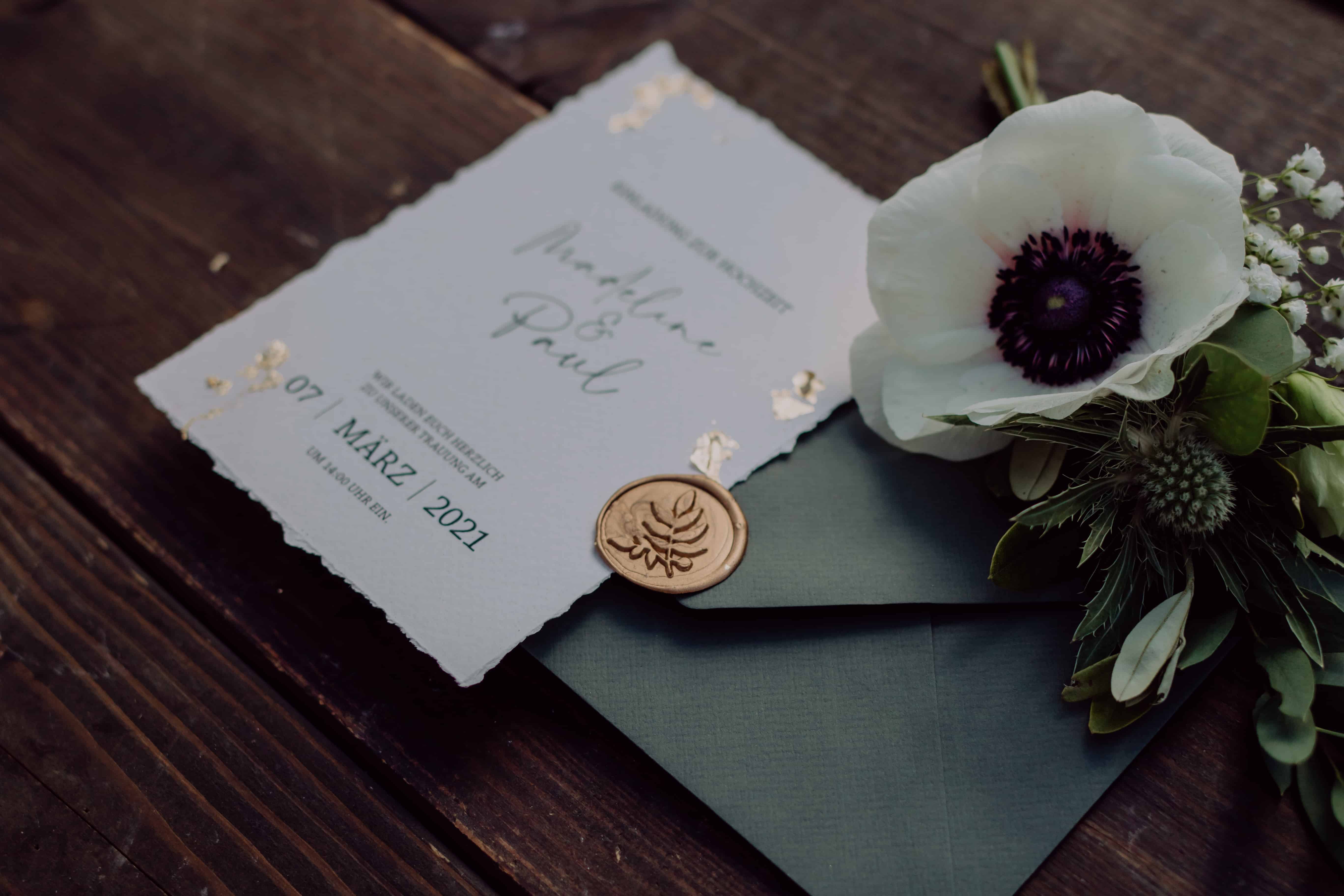 Hochzeitsfloristik Einladungskarte Papterie mit Anstecker für Bräutigam mit Anemone für Grüne Hochzeit mit Blumen aus Pfaffenhofen