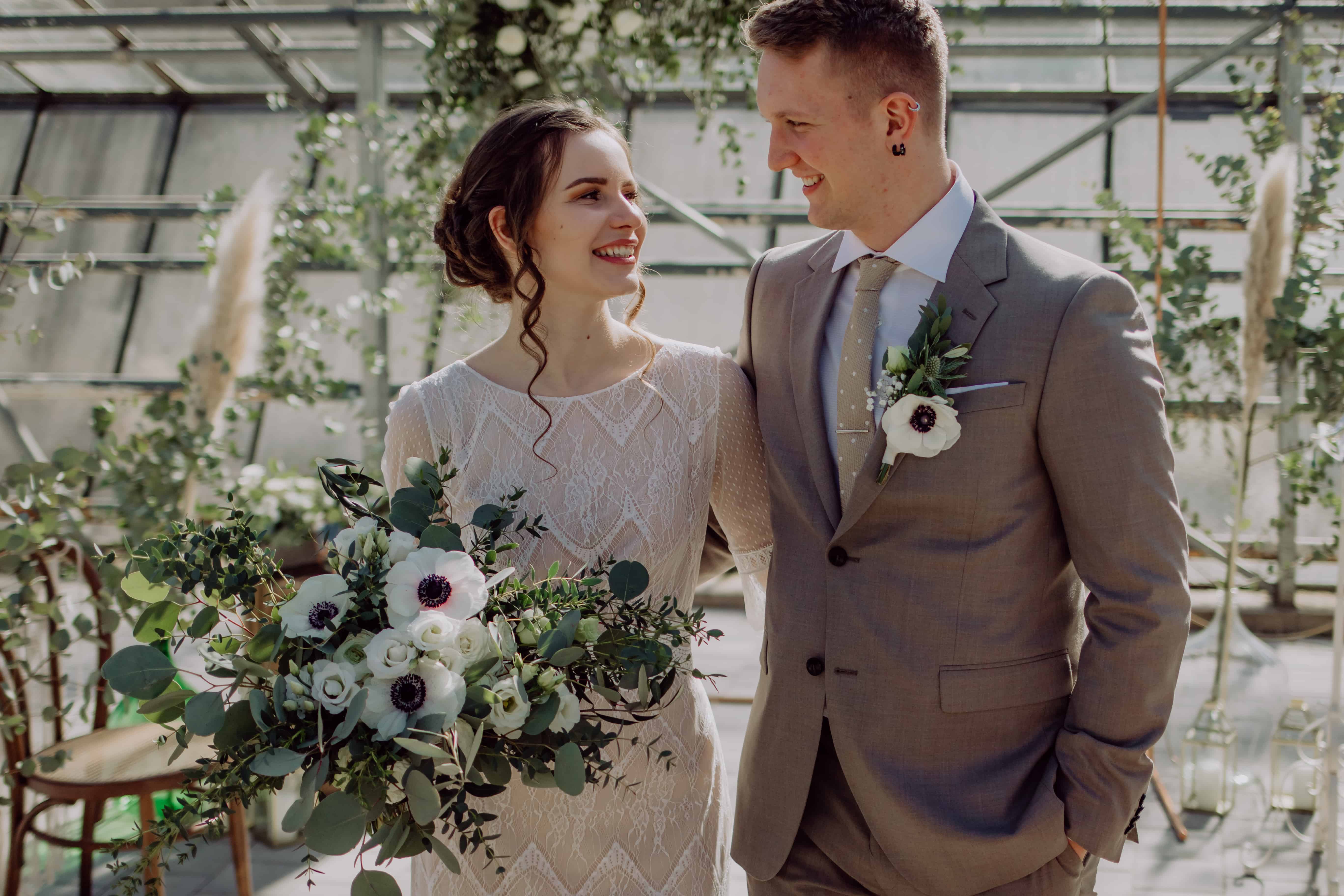 Hochzeitsfloristik Brautstrauß mit Anemone und Eucalyptus Grüne Hochzeit