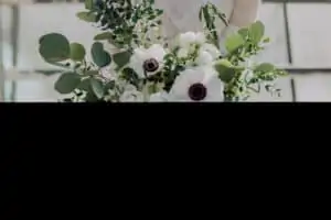 Hochzeitsfloristik wild und locker gebundener Brautstrauß mit Anemone, Eucalyptus, Ranunkel für Greenery Wedding und Blumen aus einem Garten Pfaffenhofen