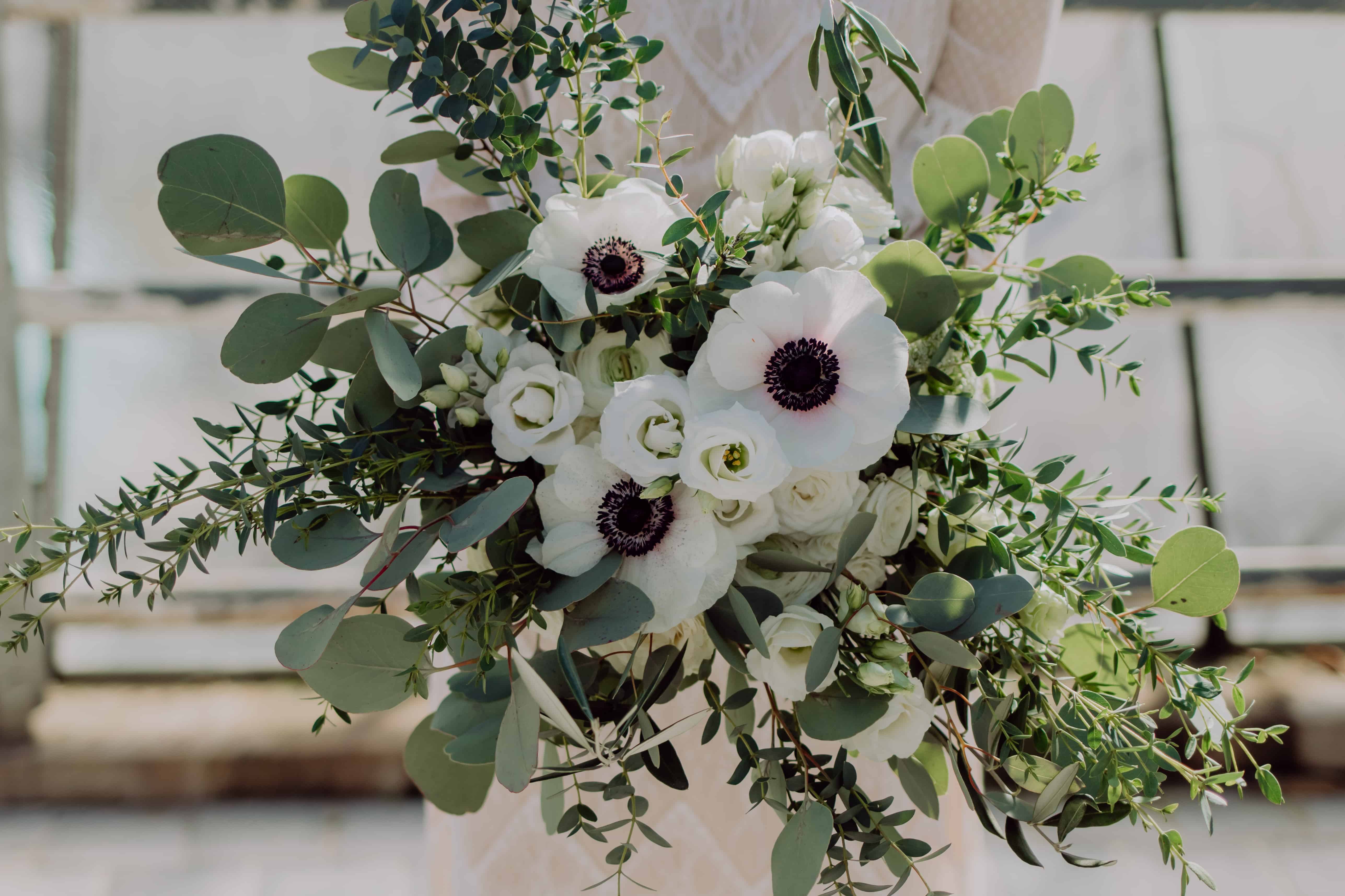 Hochzeitsfloristik wild und locker gebundener Brautstrauß mit Anemone, Eucalyptus, Ranunkel für Greenery Wedding und Blumen aus einem Garten Pfaffenhofen