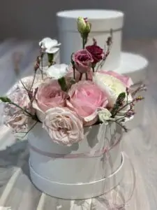 Blumenbox mit Rosen und Ranukel perfekt für Muttertag