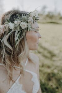 Hochzeitsfloristik Boho Haarkranz aus Trockenblumen , Polyanter Rosen, Disteln für freie Wiesen Hochzeit in Pfaffenhofen Bayern