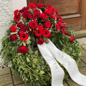 großer Trauerkranz klassisch 70 cm Durchmesser mit roten Rosen, Gerbera für christliche Trauerfeier in Baar-Ebenhausen