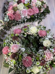 modernes Trauerherz und Urnenkranz in weiss, pink, lila, rosa , bunt mit Rosen, Ranukel, Nelken , Schleierkraut, Crysamtheme