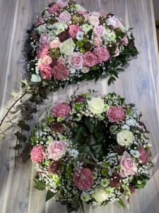 moderne Trauerkränze und Herz in weiss, pink, lila, rosa , bunt mit Rosen, Ranukel, Nelken , Schleierkraut, Crysamtheme