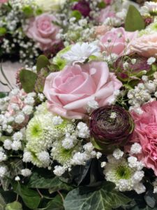 modernes Trauerherz und Urnenkranz in weiss, pink, lila, rosa , bunt mit Rosen, Ranukel, Nelken , Schleierkraut, Crysamtheme - nahaufnahme