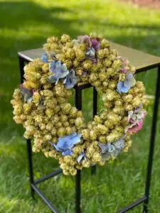 hopfenkranz mit blauen hortensien Gartenglück & Blütenkunst