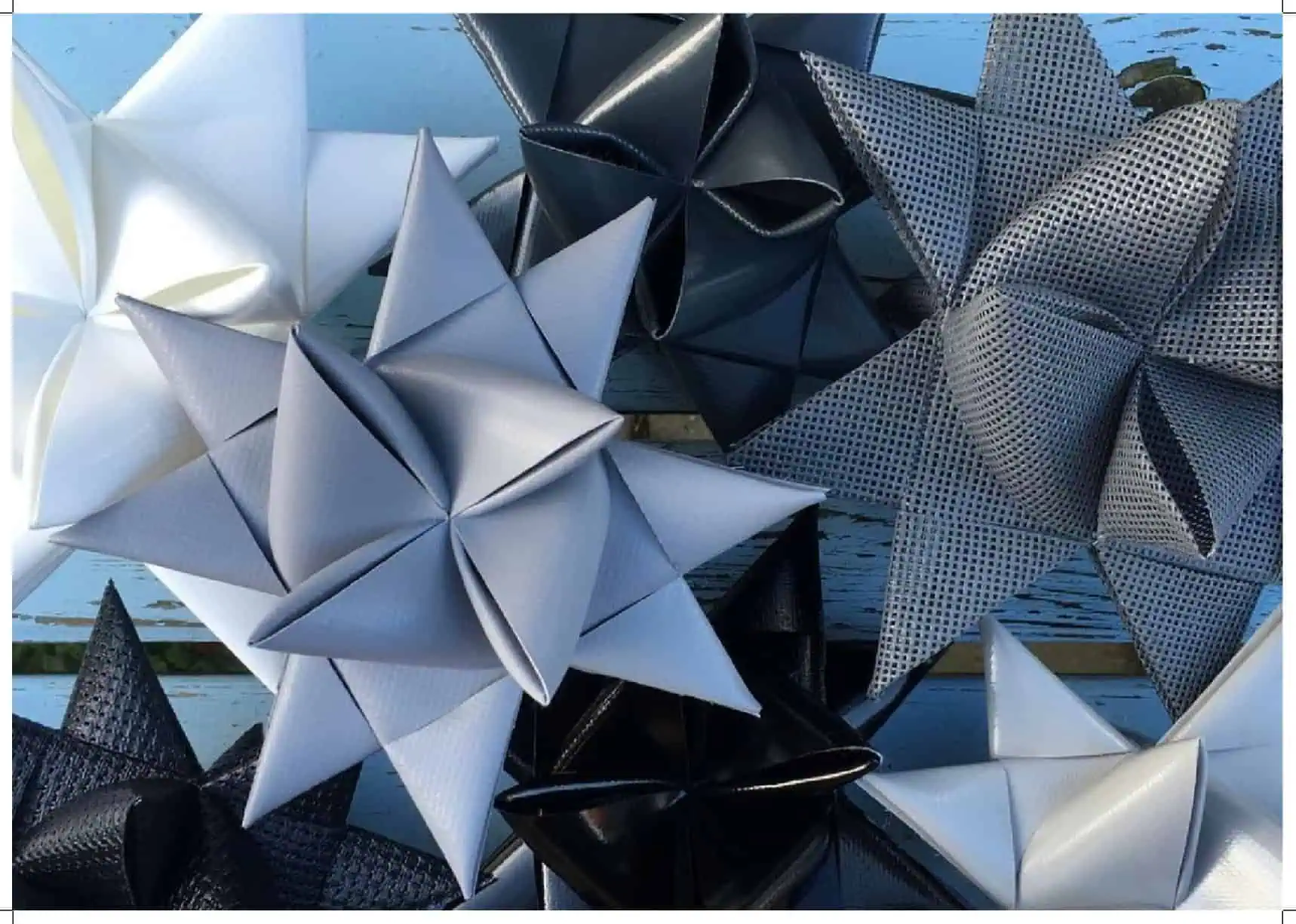 Fröbelsterne aus Dänemark für Outdoor & Indoor – handgefertigte Segeltuchsterne in Weiß, Grau und Schwarz, wetterfest und stilvoll, erhältlich bei Blütenkunst Pfaffenhofen.